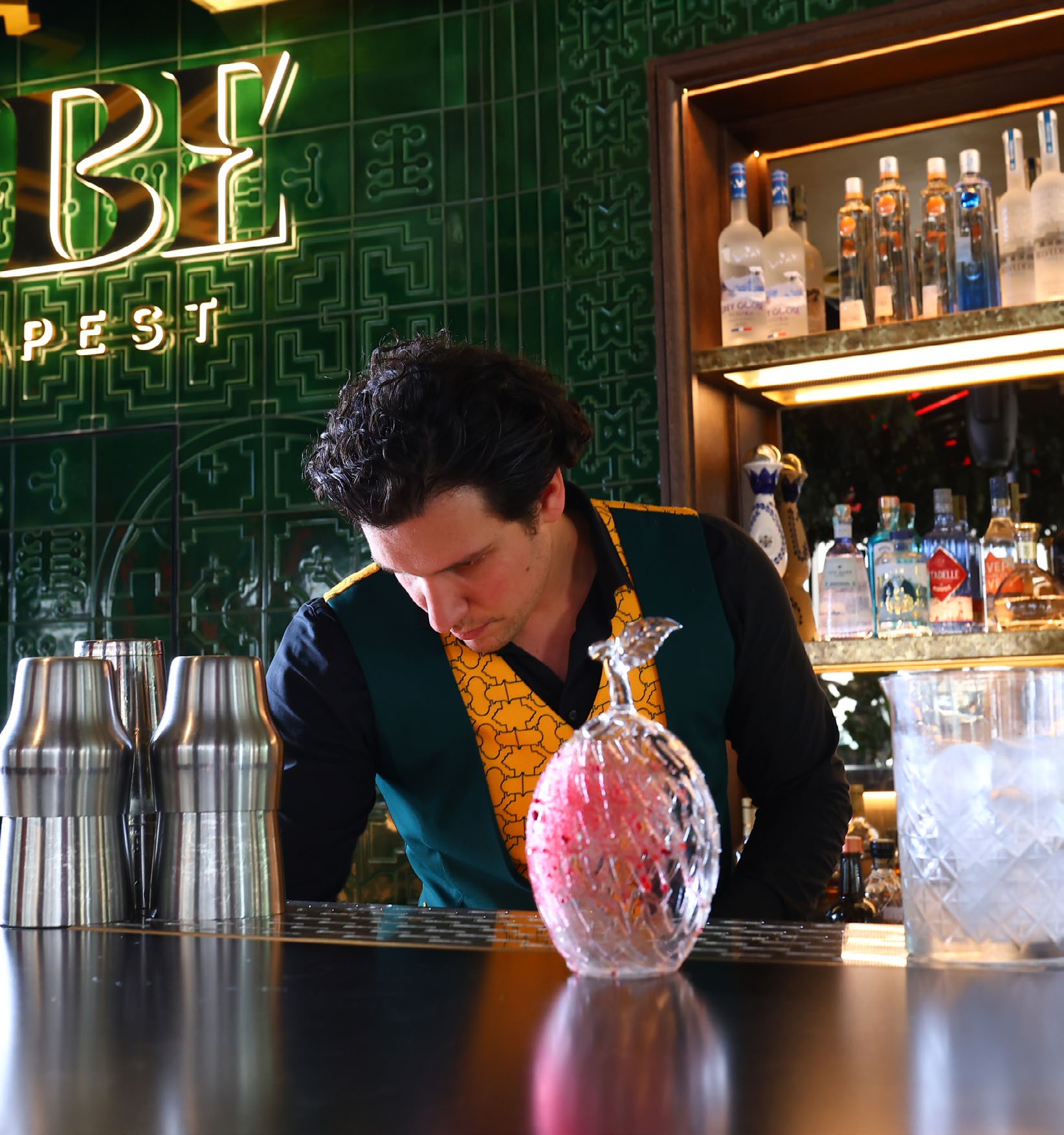 Bartender koktélt kever
