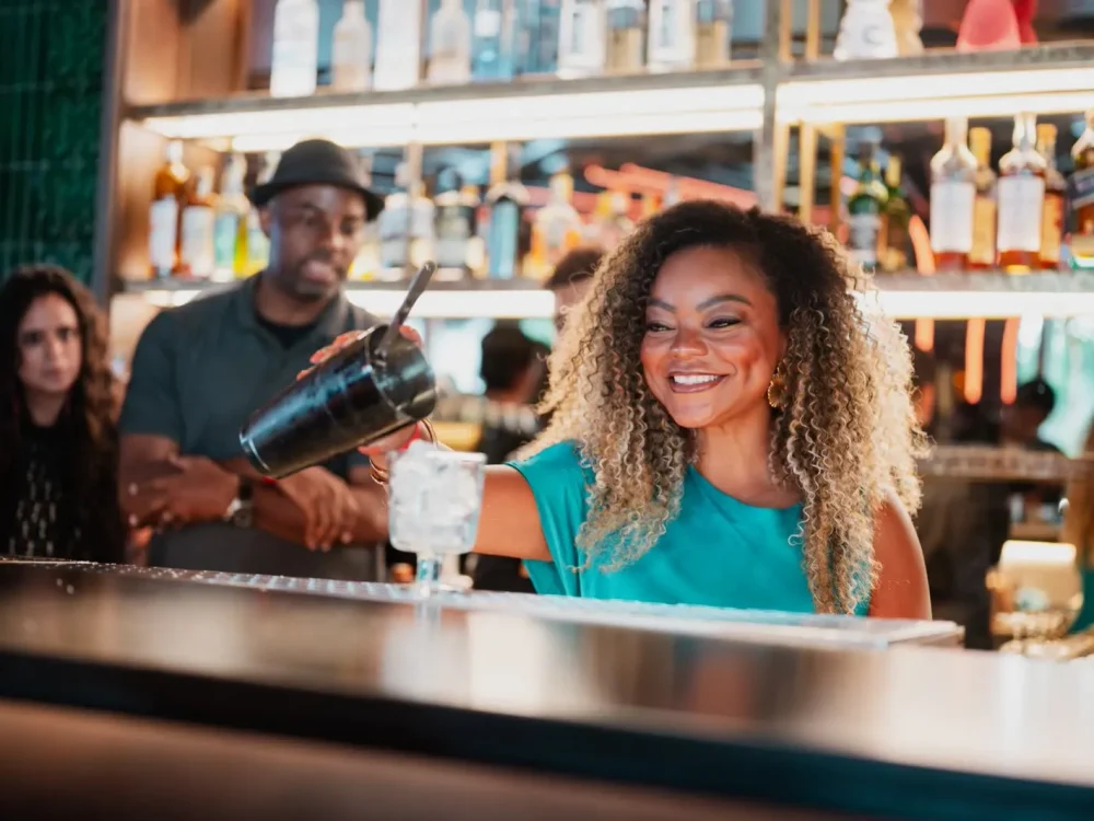 Bartender egy koktélesten a VIBE Budapestben