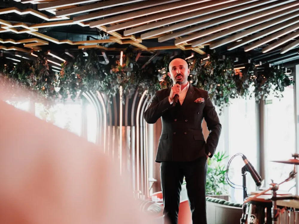 Előadás egy céges rendezvényen a VIBE Budapestben
