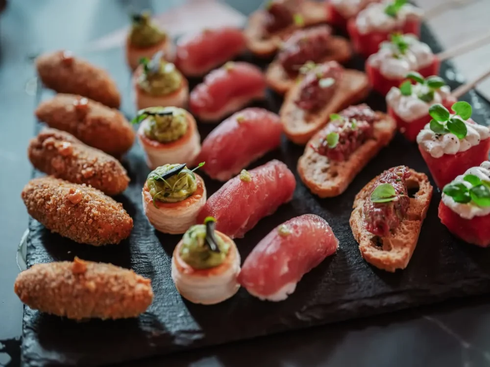 Signature falatok és sushi egy rendezvény cateringjében