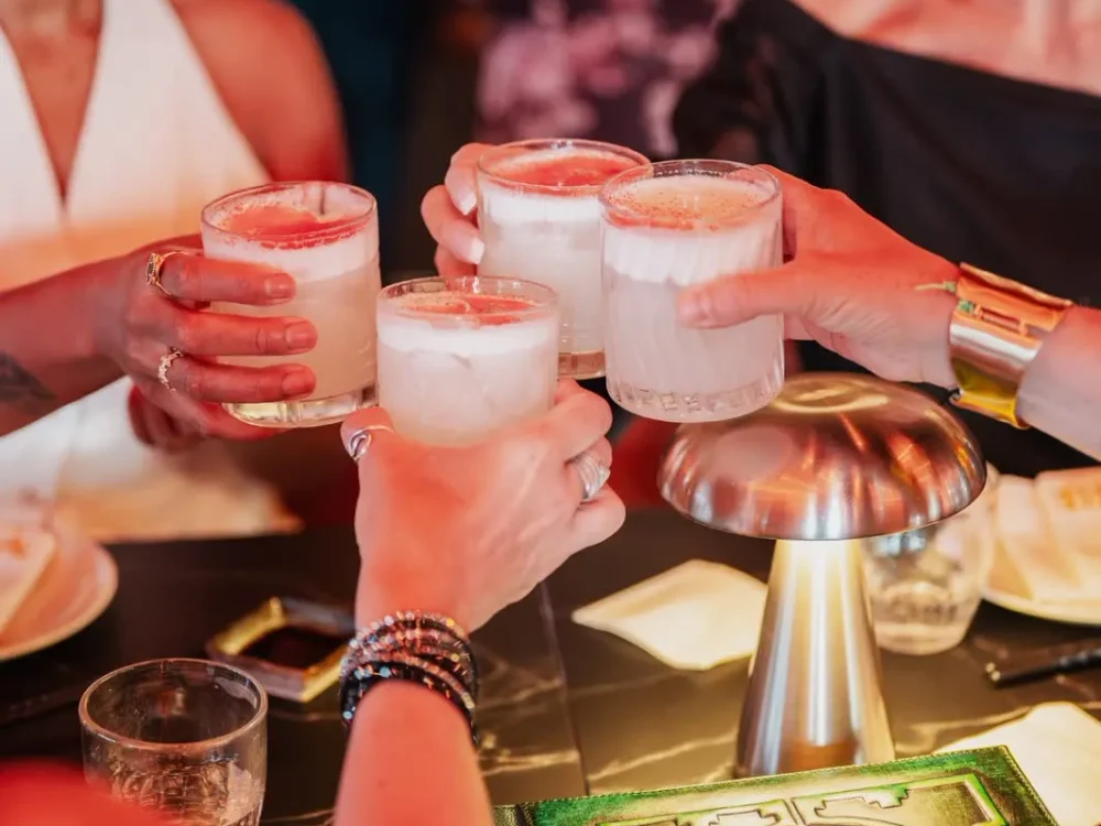 Koccintás egy ünneplésen a VIBE Budapestben