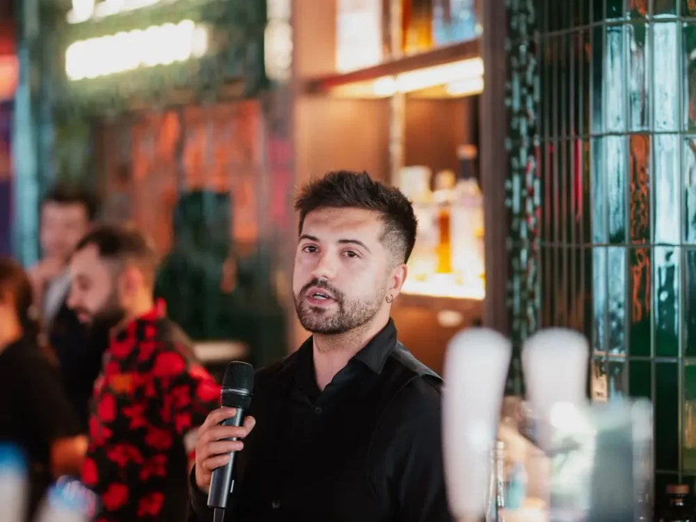 Felszólaló a bár előtt egy rendezvényen