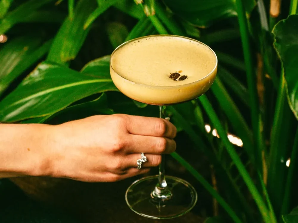 Bartender signature koktélt kever a VIBE Budapestben