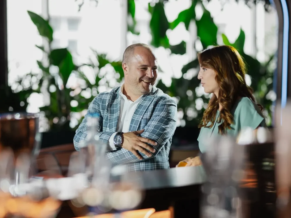 Vendégek networkingje egy céges esten