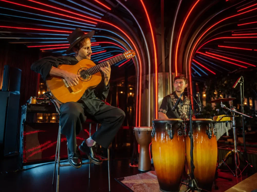 Gitáros és conga élő produkció a VIBE Budapestben