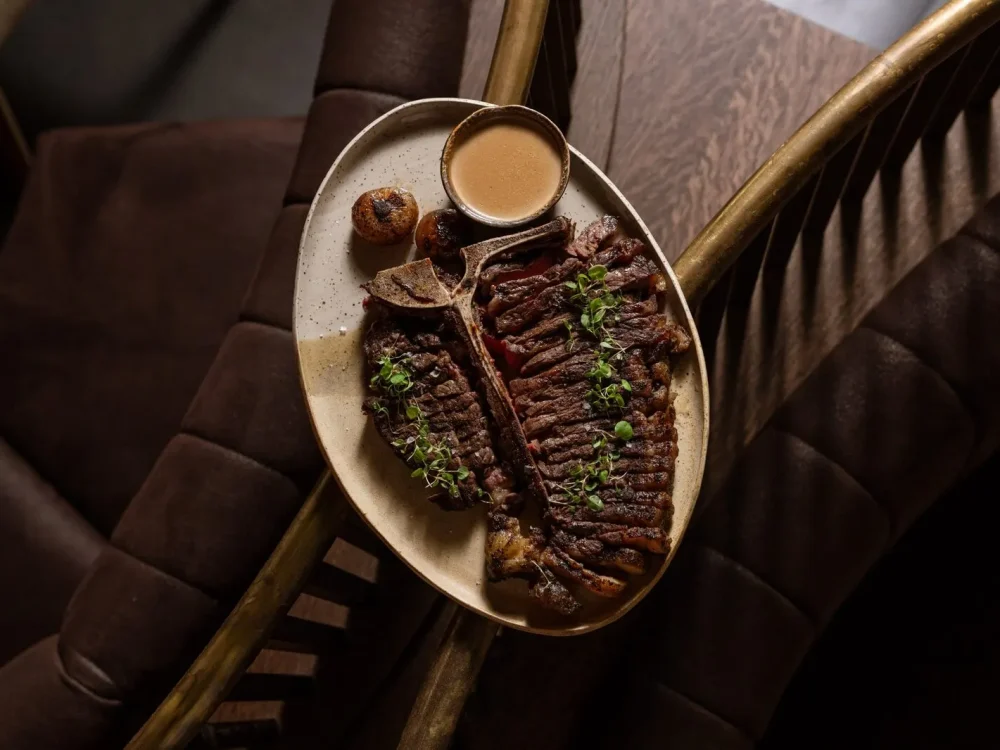 T-bone steak tál a robata grillről, megosztásra