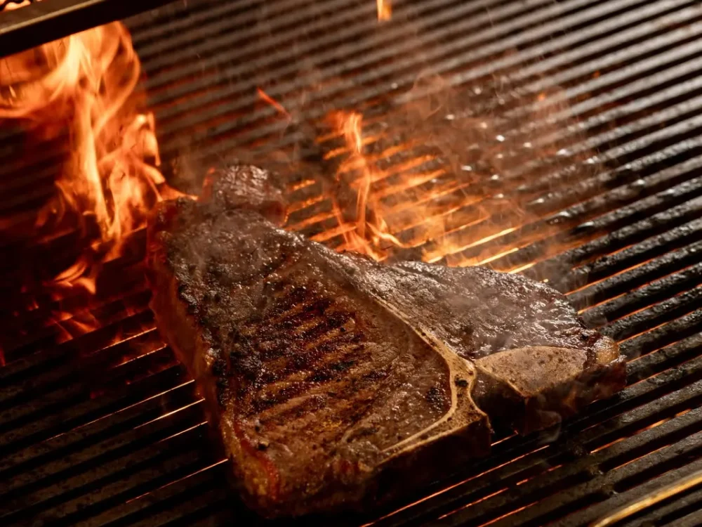 T-bone steak a robata grillről