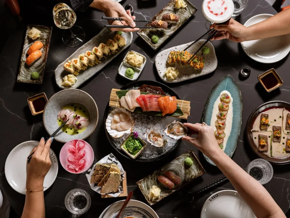Közösen fogyasztott sushi-válogatás az asztalon