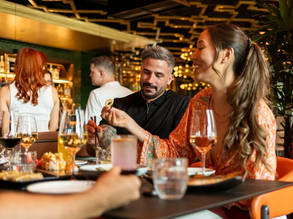 Társasági hangulat vacsora közben a VIBE Budapestben