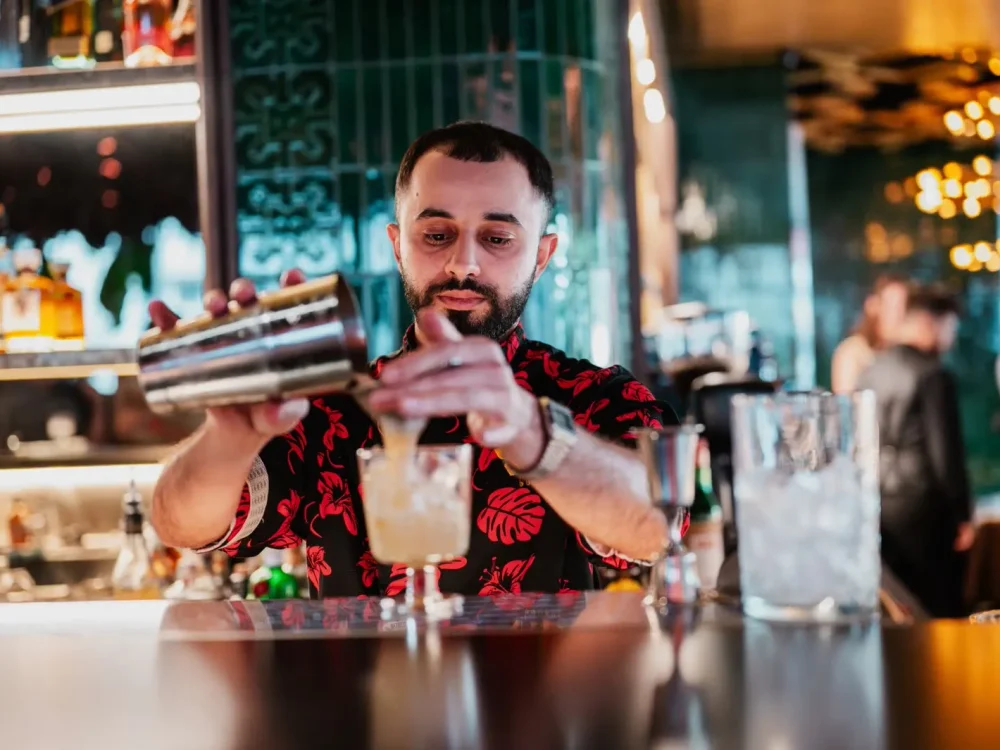 Bartender signature koktélt készít az éjszakában