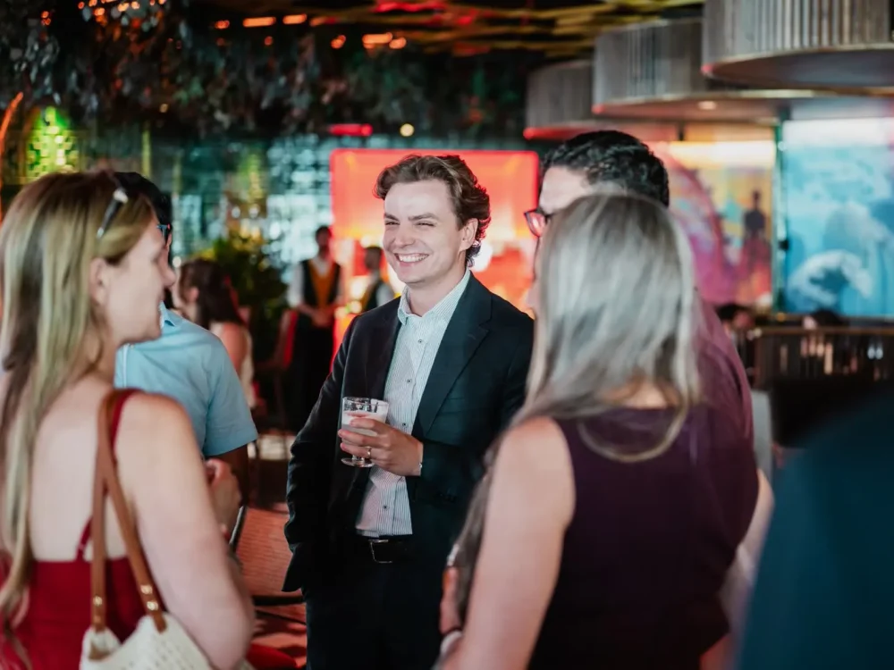 Vendégek networking közben